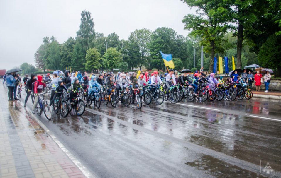 Під дощем та у вишиванках: у Нововолинську – святковий велопробіг. ФОТО, ВІДЕО