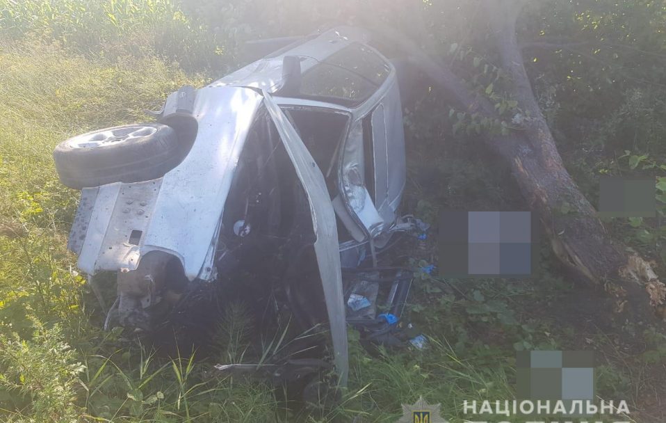 Смертельна аварія на Волині: автомобіль врізався в дерево. ФОТО