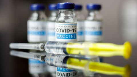 «Люди сходять з розуму». Ексзаступник очільника МОЗ каже, що українці надто перебирають вакцинами