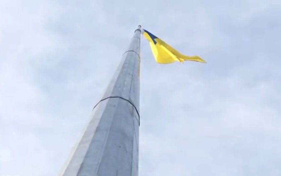 У Луцьку на 50-метровій висоті замайорів найбільший на Волині синьо-жовтий прапор. ВІДЕО