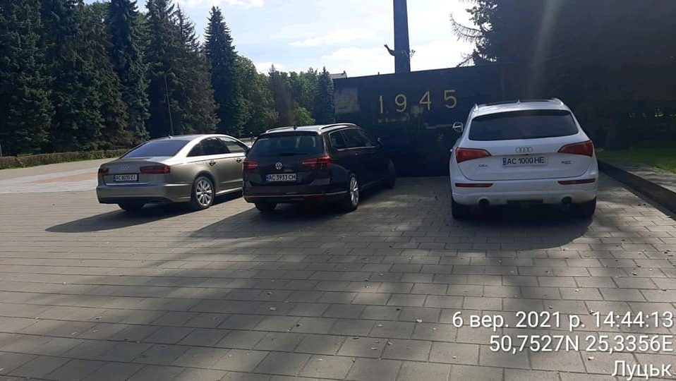 Меморіал – не парковка: у Луцьку придумали, як боротися із водіями-порушниками. ВІДЕО