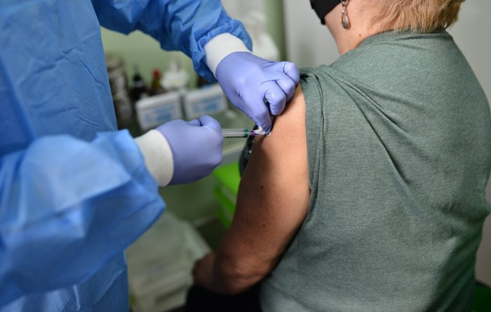 На Волині за добу від коронавірусу вакцинували 1,3 тисячі освітян