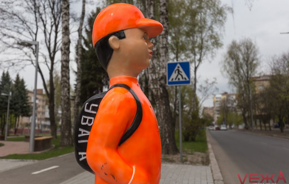 У Володимирі встановили пластикові фігури школярів за 99 000. ВІДЕО