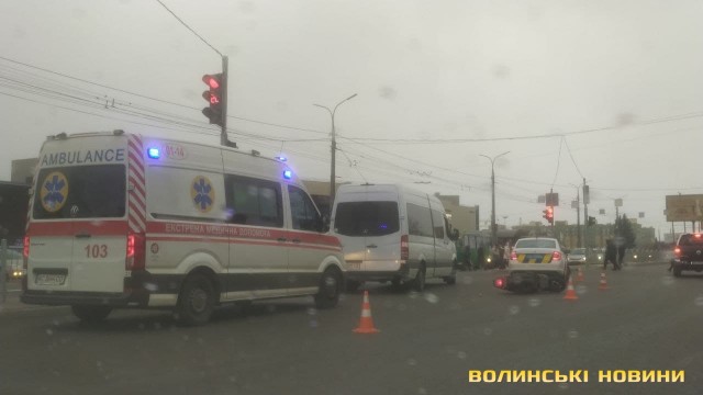 У Луцьку – аварія за участю мікроавтобуса та скутера