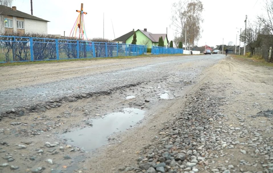«Треба почекати!». Коли відремонтують дороги у селах Прилісненської громади. ВІДЕО