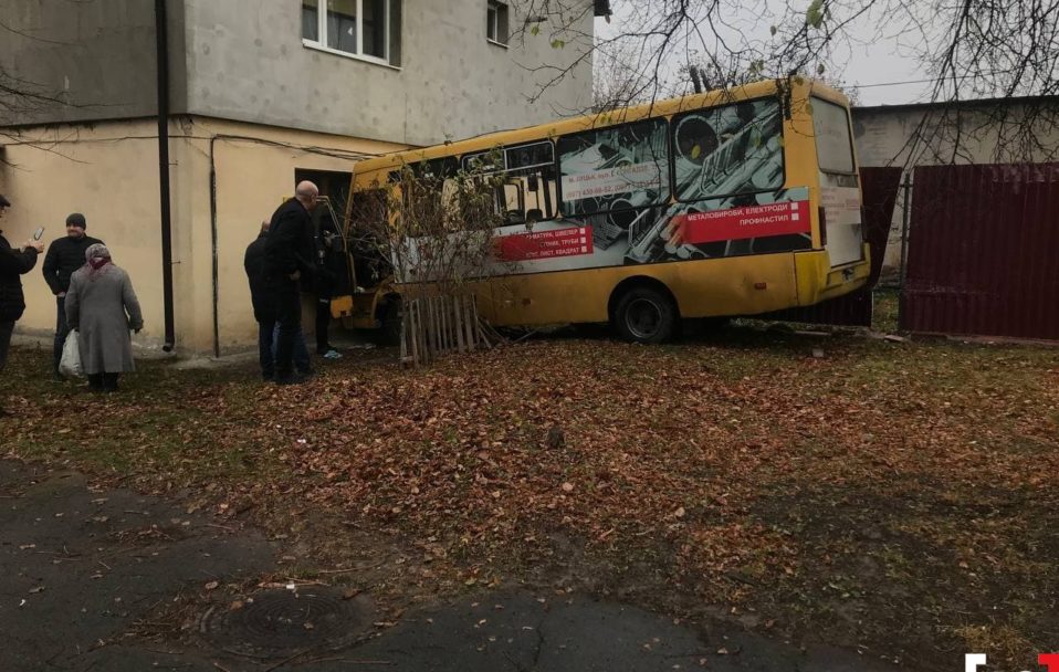 Подробиці аварії за участю маршрутки в Луцьку. ВІДЕО
