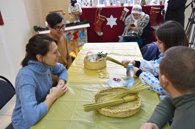 Різдвяна майстерня: у Луцьку влаштовують безплатні майстер-класи для дітей. ВІДЕО