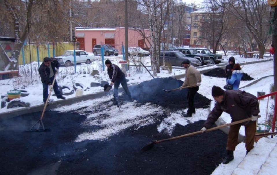У Луцьку під час снігопаду клали асфальт. Реакція міської ради