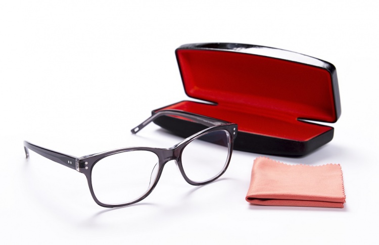Догляд за окулярами: що потрібно, а чого не можна робити. Поради офтальмолога