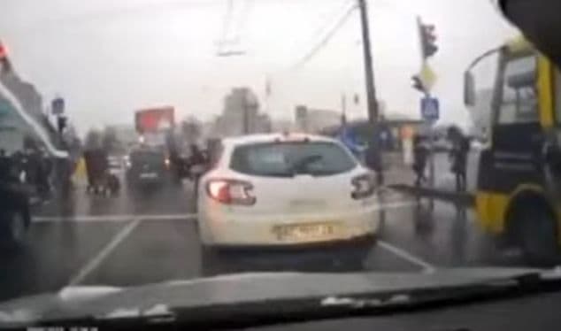Страшна аварія у Луцьку біля «Там Таму»: показали момент наїзду на людей. ВІДЕО