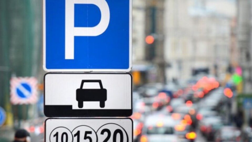 Луцький експерт пояснив, навіщо платні парковки у центрі міста. ВІДЕО