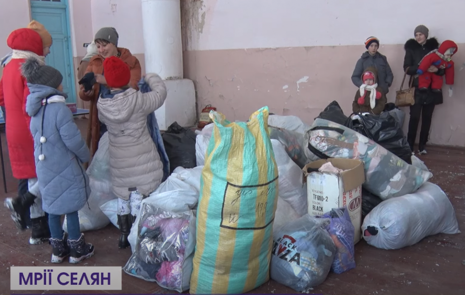 Волонтери збирають по всьому Луцьку одяг та харчі, а потім везуть це у села. ВІДЕО