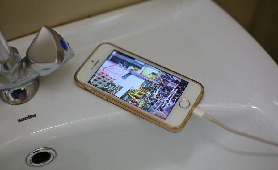 Телефон стояв на зарядці: подробиці загибелі 21-річної лучанки у ванній. ВІДЕО