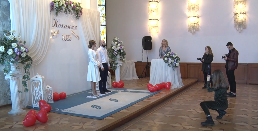 У День Валентина у Луцьку одружилися 12 пар. ВІДЕО