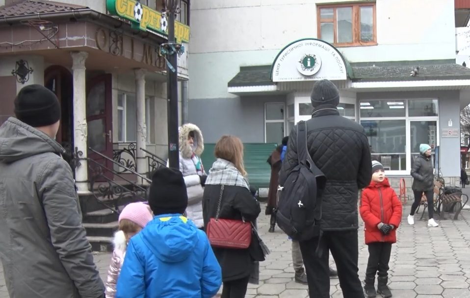 Замість туристів у Луцьку – біженці: як їм освоїтися в місті. ВІДЕО