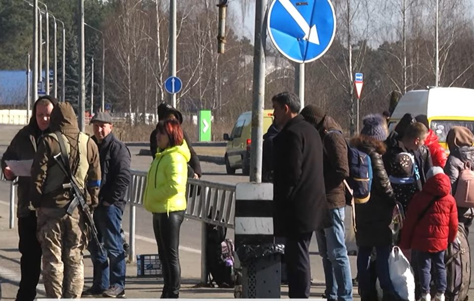 На кордоні з Польщею – сотні українських чоловіків: кого пропускають, а кого – завертають. ВІДЕО