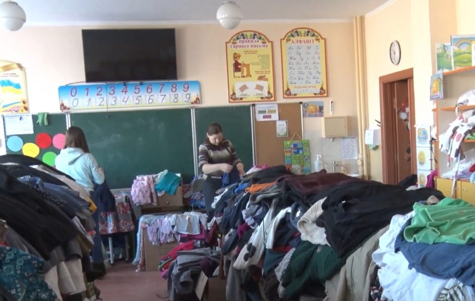 «Сортувальна станція»: у боратинську школу звозять тонни гуманітарної допомоги. ВІДЕО