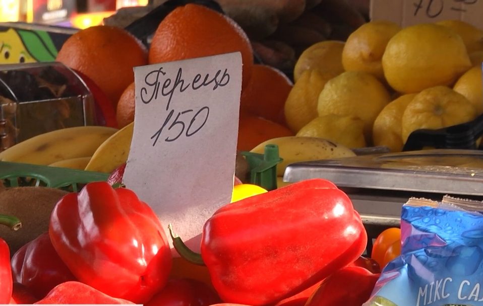 Крупи стали дефіцитом, а овочі і фрукти подорожчали: що почім на ринку у Луцьку. ВІДЕО  