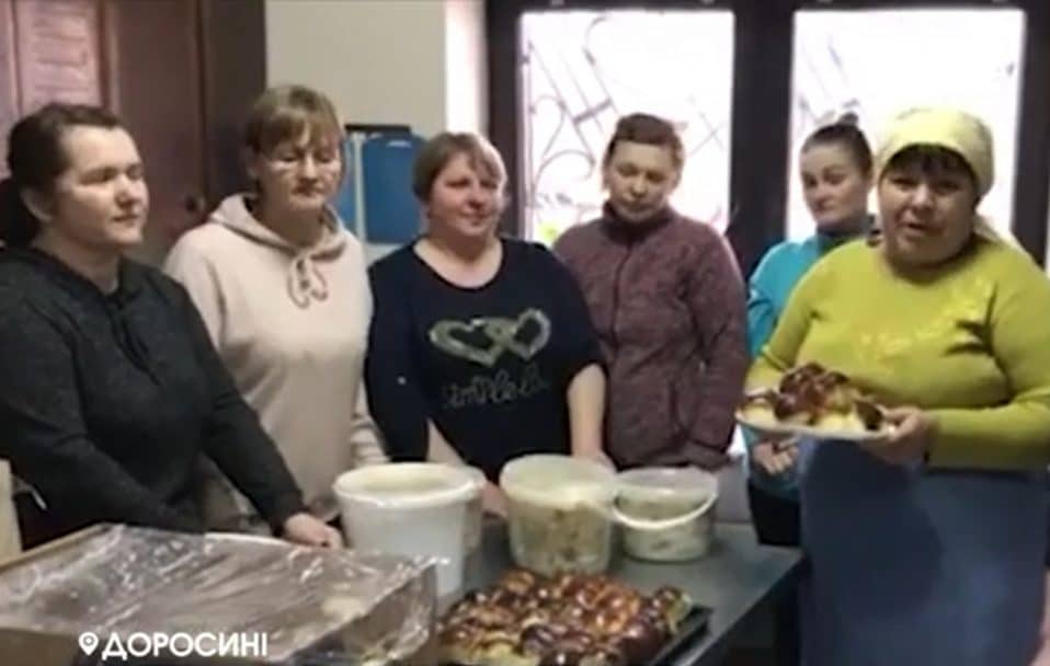 У Доросинівській громаді печуть пиріжки для українських захисників
