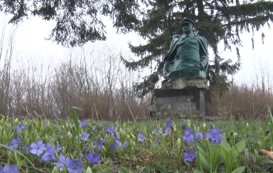У селі на Волині стоїть пам’ятник радянському генералу, який воював проти українців. ВІДЕО