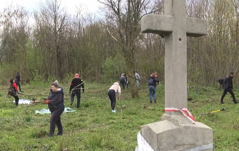 Лучани розчищали від непролазних хащів польське кладовище. ВІДЕО