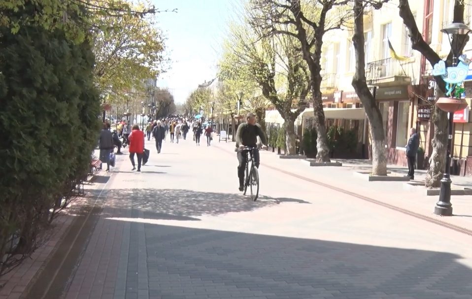 Дорогу велосипедистам: чого не вистачає водіям двоколісних у Луцьку. ВІДЕО