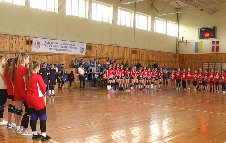 На благодійному турнірі з волейболу зібрали 35 тисяч для дітей, які постраждали від війни. ВІДЕО
