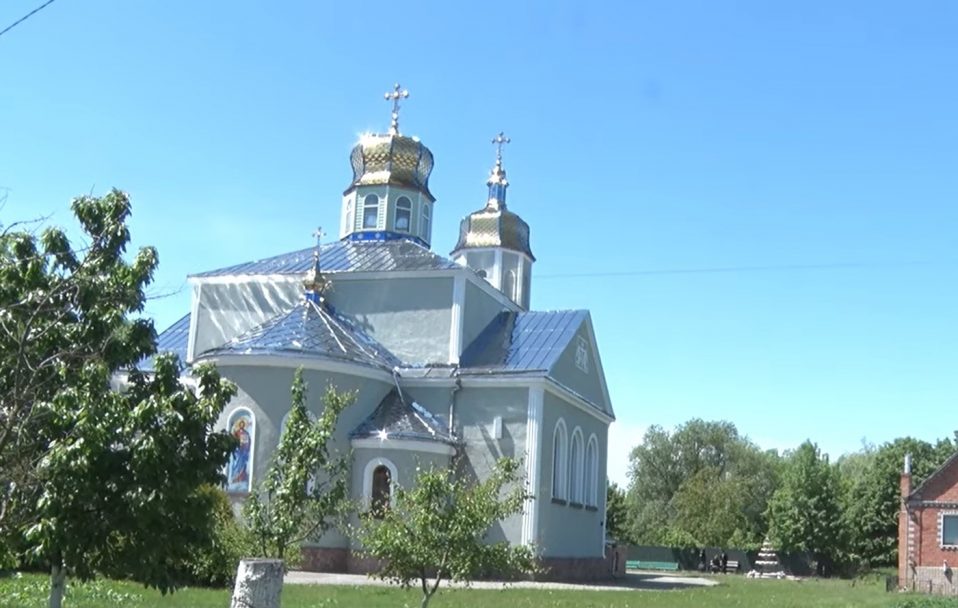 У Рожищі прихильники УПЦ МП виганяють із церкви «українців». ВІДЕО