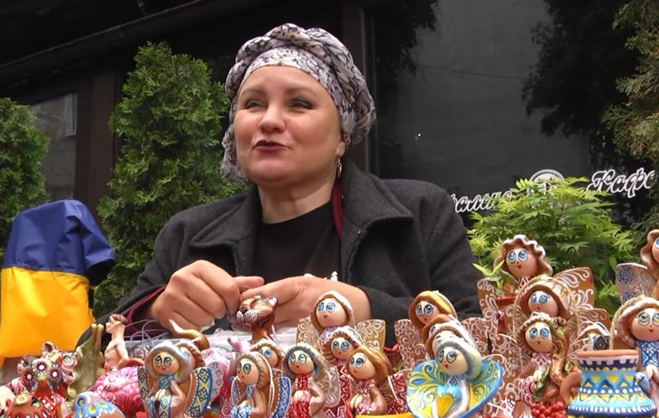 «Харків’яни беруть магніти з Бандерою»: де у Луцьку купити патріотичні сувеніри. ВІДЕО