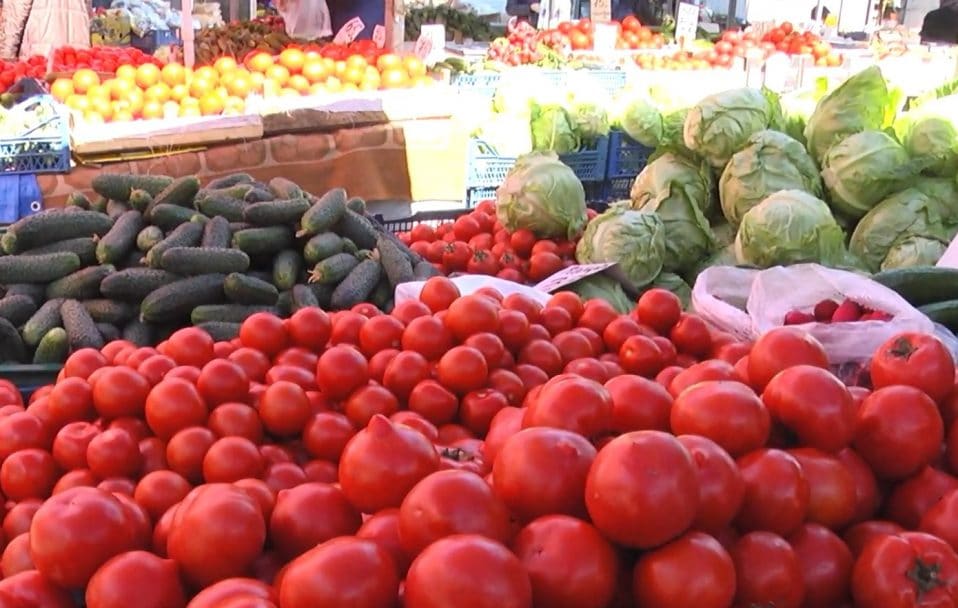 Людей багато, але купують менше: почім свіжі овочі на ринку в Луцьку. ВІДЕО