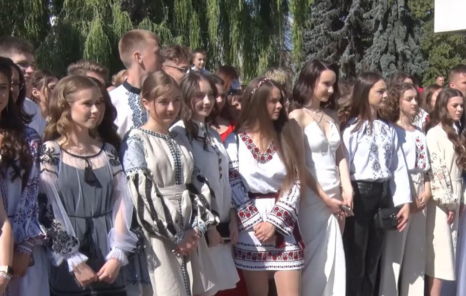 160 золотих і 43 срібні: у Луцьку випускникам вручили медалі. ВІДЕО