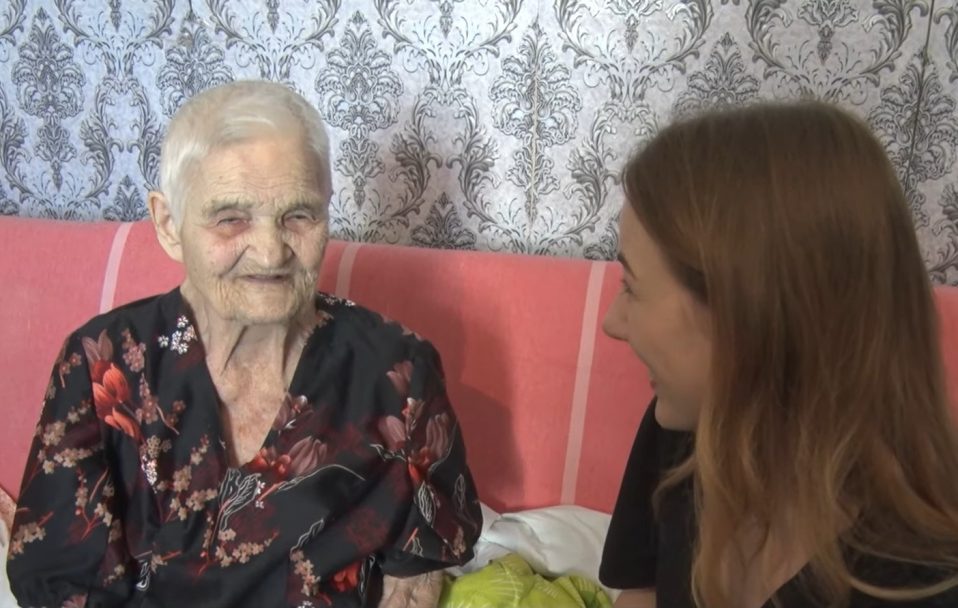 96-річна росіянка обожнює Зеленського і мріє потрапити на «Розсміши коміка». ВІДЕО