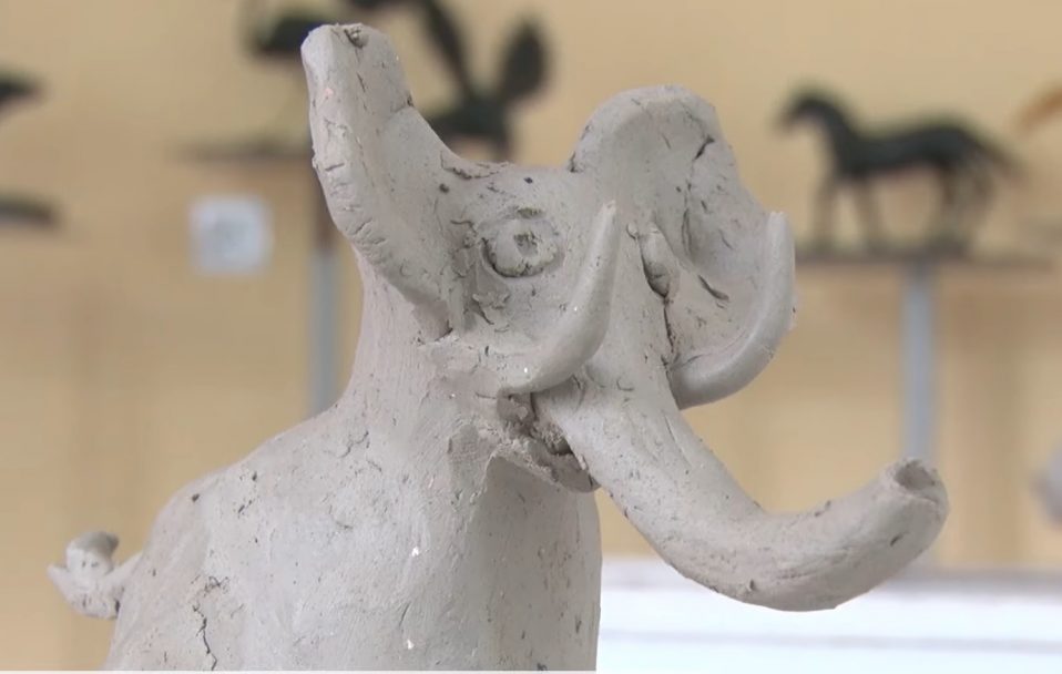 Арттерапія глиною: у Луцьку в художній школі вчилися ліпити слона. ВІДЕО