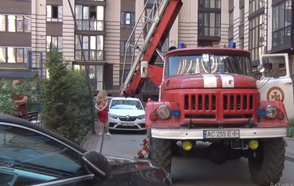 У Луцьку через хаотичне паркування пожежникам не доїхати до будинків. ВІДЕО