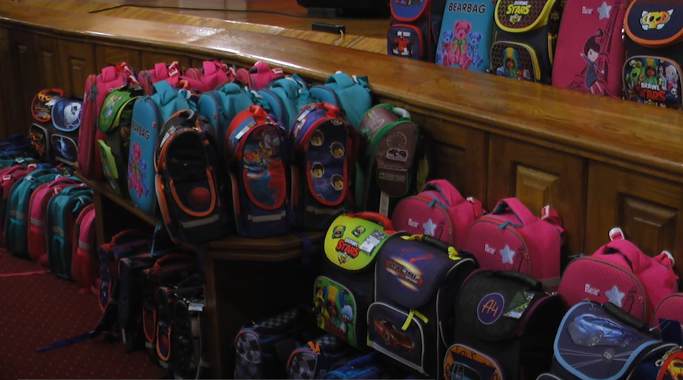 Рюкзаки і шкільне приладдя: Луцькрада збирає майбутніх першокласників до школи. ВІДЕО