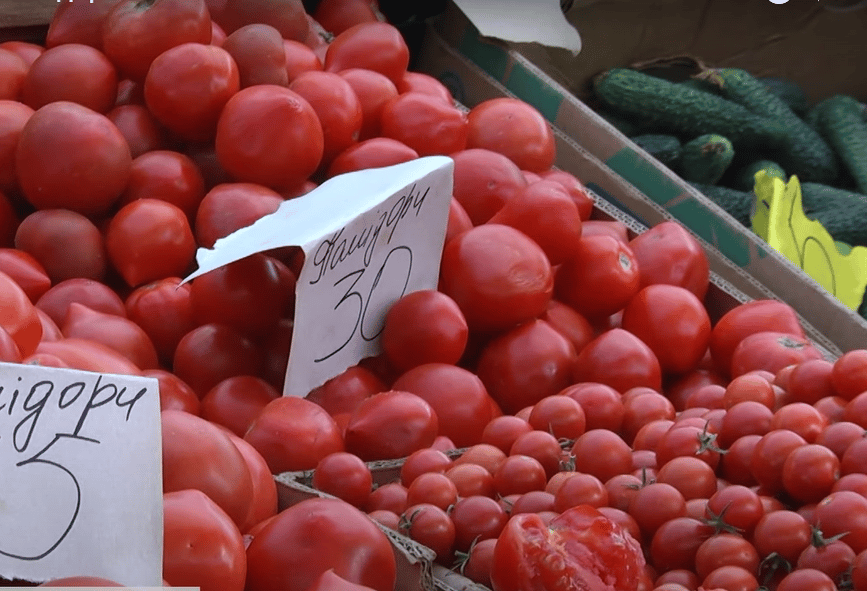 Консервація на зиму: почім огірки та помідори. ВІДЕО