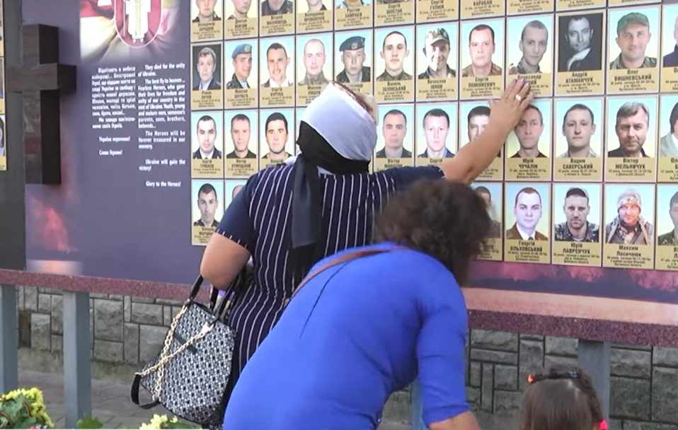 У Луцьку вшанували захисників, які загинули за незалежність України. Відео