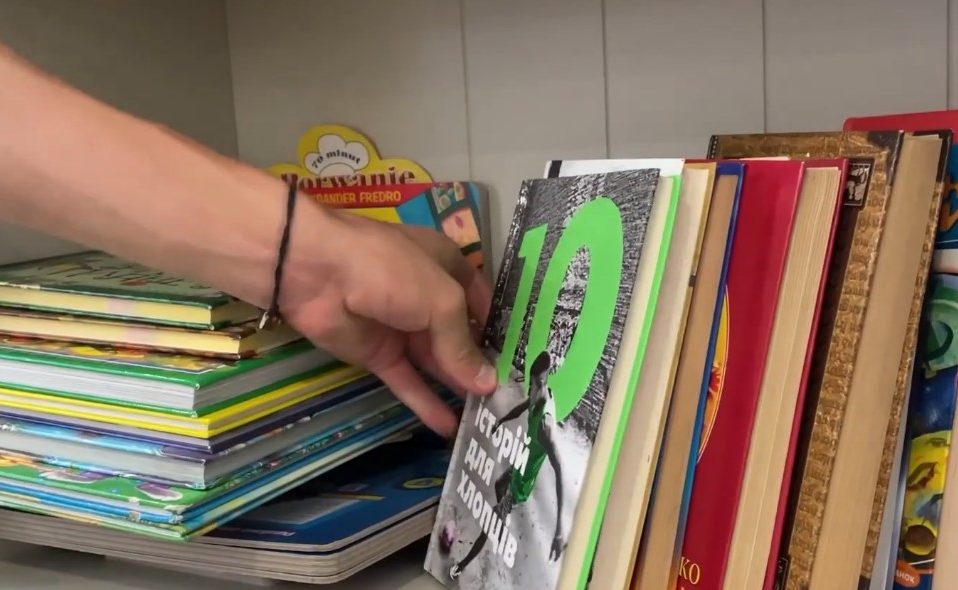 «Патріотична книгозбірня»: з Вараша відправили у Польщу українські книжки. Відео