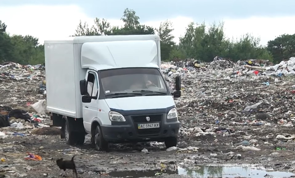 Хаос, собаки і безхатьки: що робити зі сміттєзвалищем у Забродах. ВІДЕО