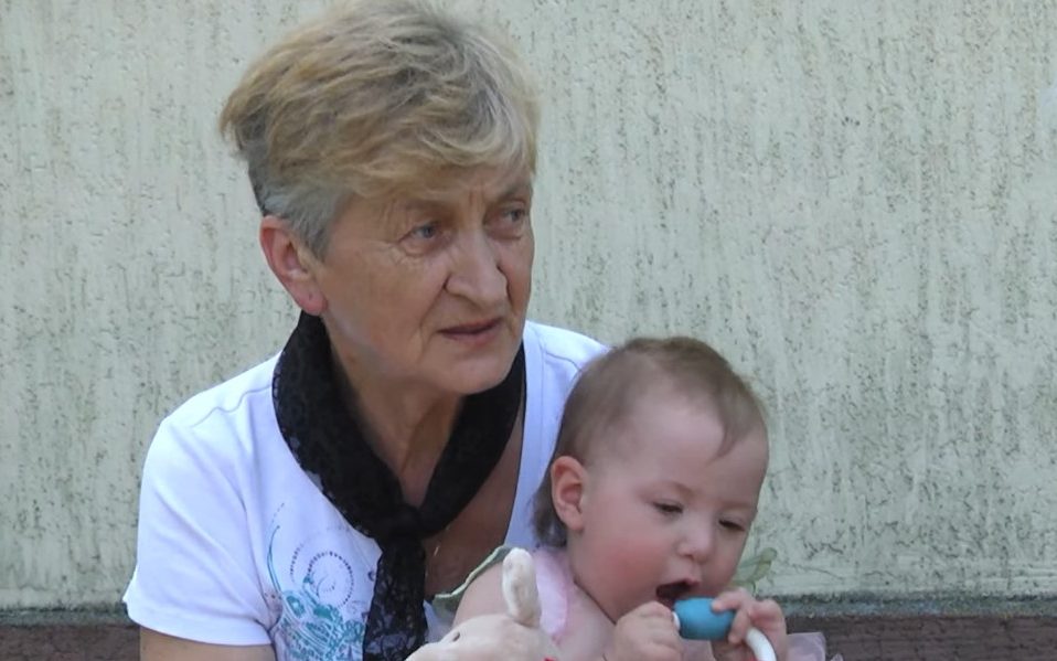 Жінка з Павлограда через смерть дочки лишилася на Волині з річною онукою на руках. Відео