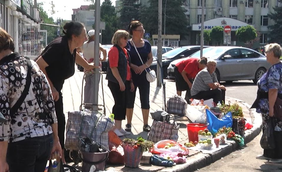 Продавали з рук овочі та фрукти: у Луцьку конфлікт між торговцями та муніципалами. Відео