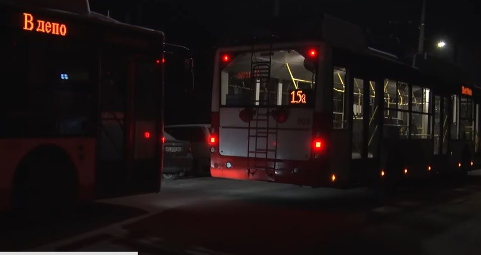 Луцькі тролейбуси прокидаються першими: репортаж із ранкового ДЕПО. Відео