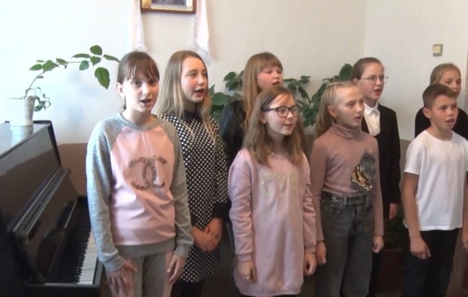 «Ми – діти війни»: під білоруським кордоном у Заболотті повноцінно працює музична школа. Відео
