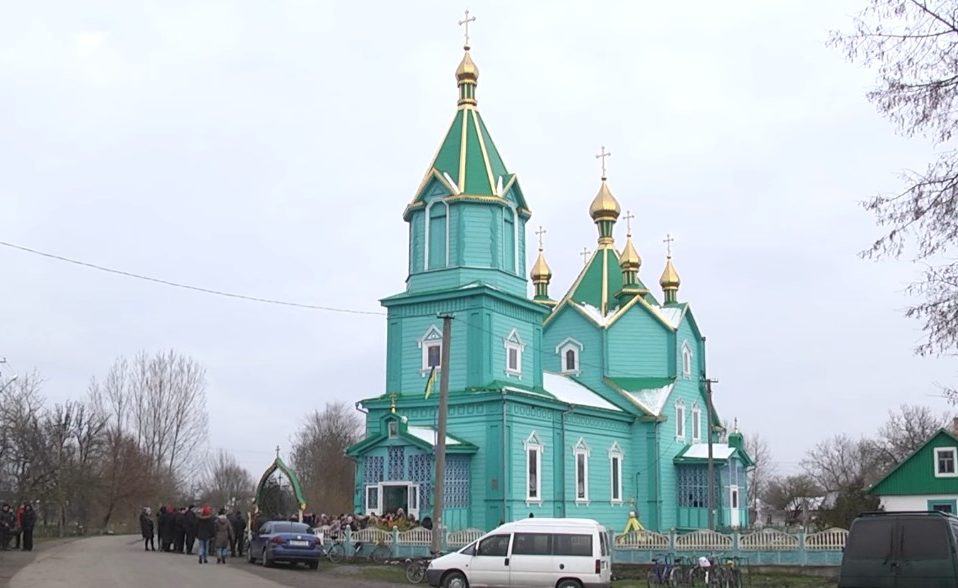 Вкрали статут церкви і сейф. В Олеську на Волині скандал через храм. Відео