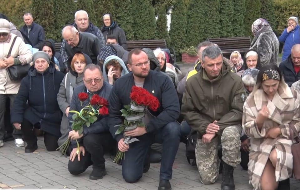 Лучани на колінах прощалися з полеглими Героями. Відео