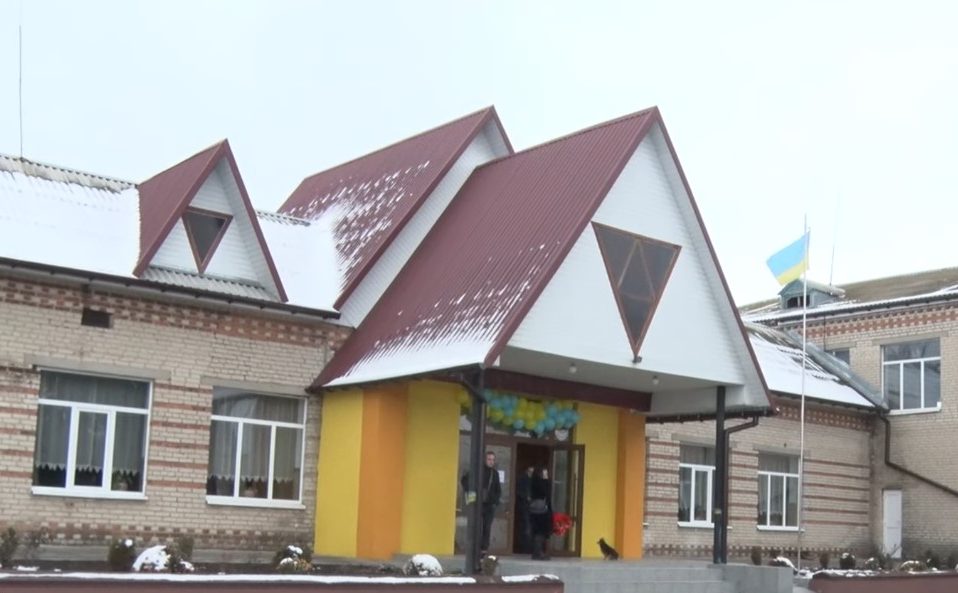 У Сенкевичівці круто відремонтували школу. Гроші на це дав мешканець громади. Відео