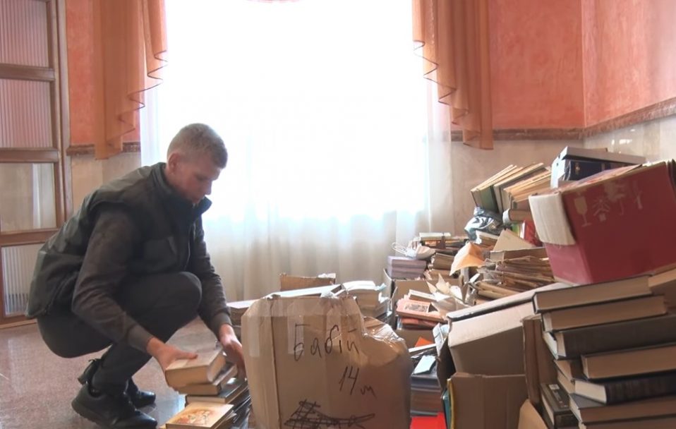 У Луцьку зібрали понад 600 кілограмів російської макулатури. Відео