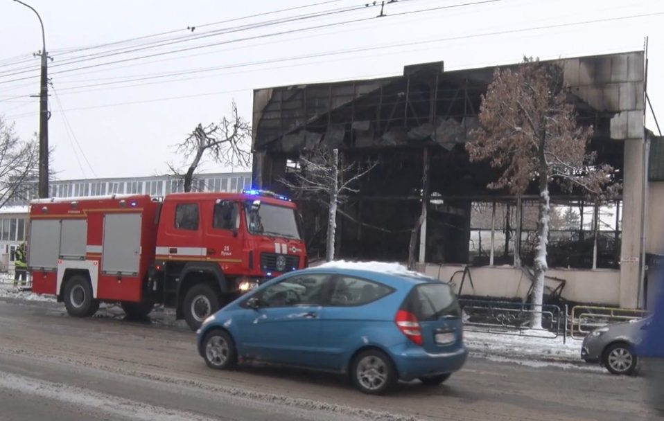Пожежа на Старому ринку у Луцьку: що згоріло, що кажуть базарники і пожежники. Відео