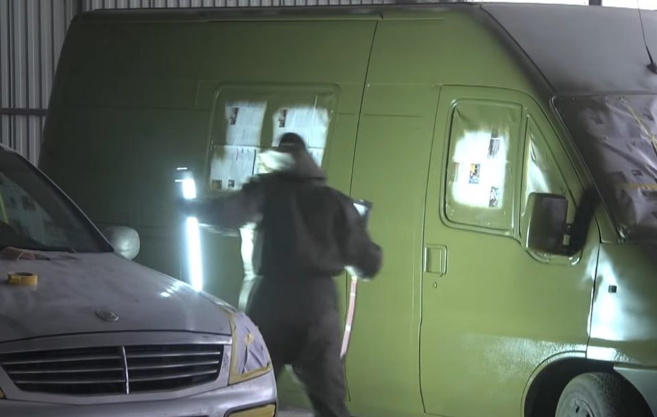 Рівненські атомники фарбують та передають автівки для захисників. Відео