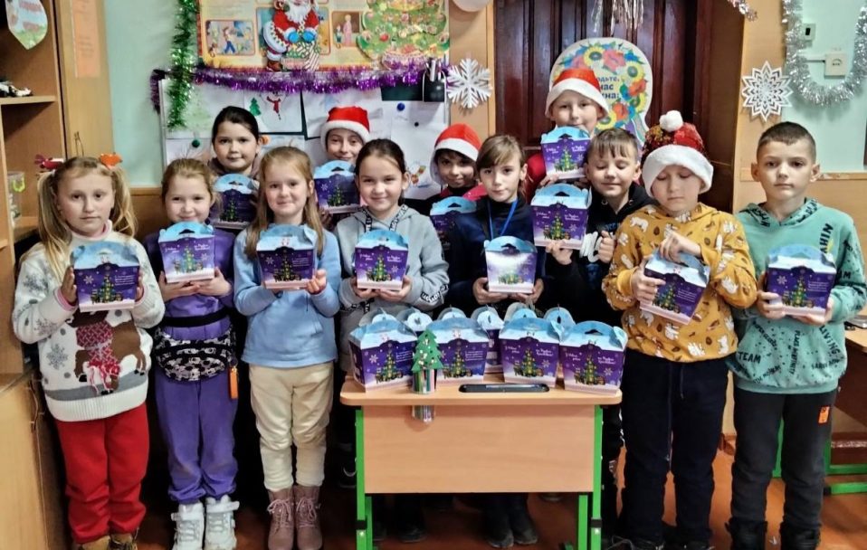Для школярів Острожецького ліцею влаштували новорічний ранок із подарунками. Відео